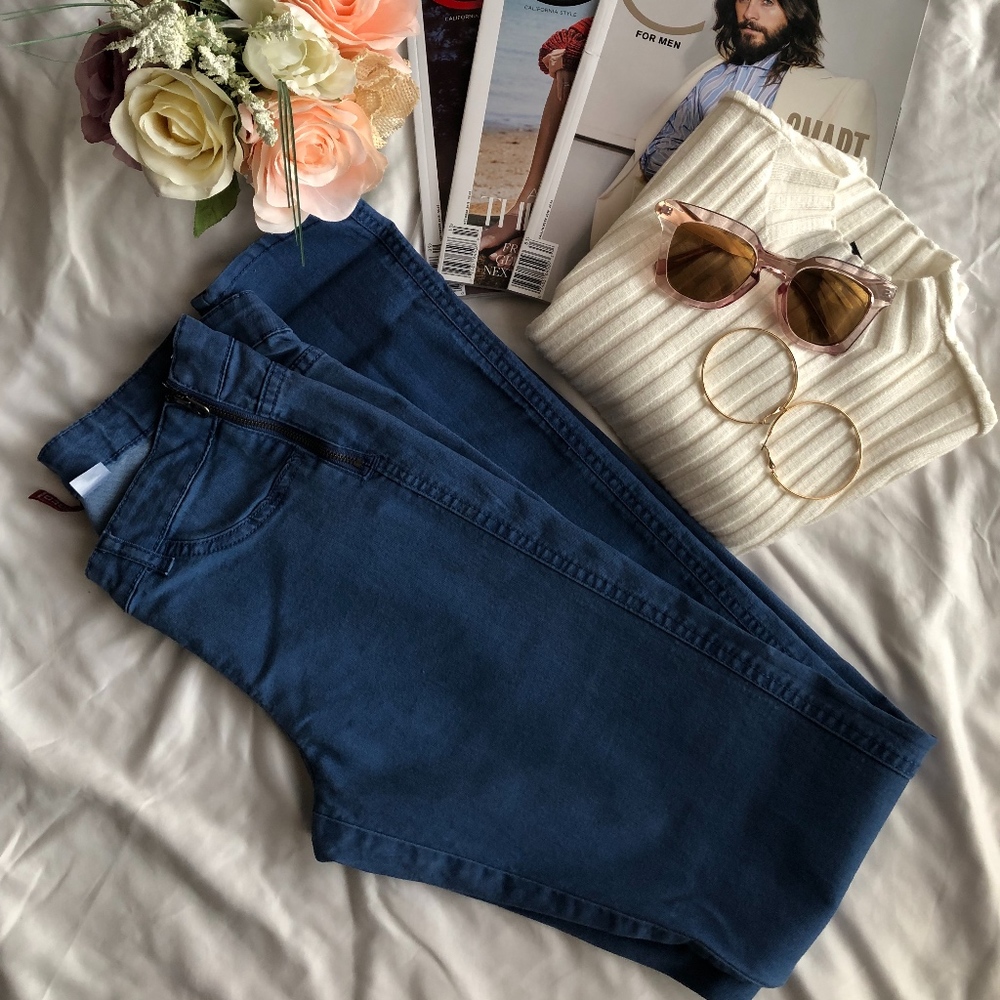 Blue Zippered Skinny Jeans